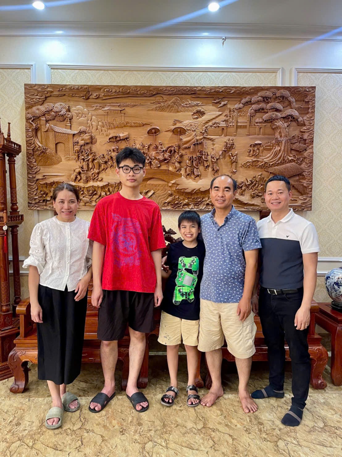 Bức tranh " Vinh Quy Bái Tổ " bằng gỗ gụ mẫu mới nhất năm 2026 đã được bàn giao về với gia chủ