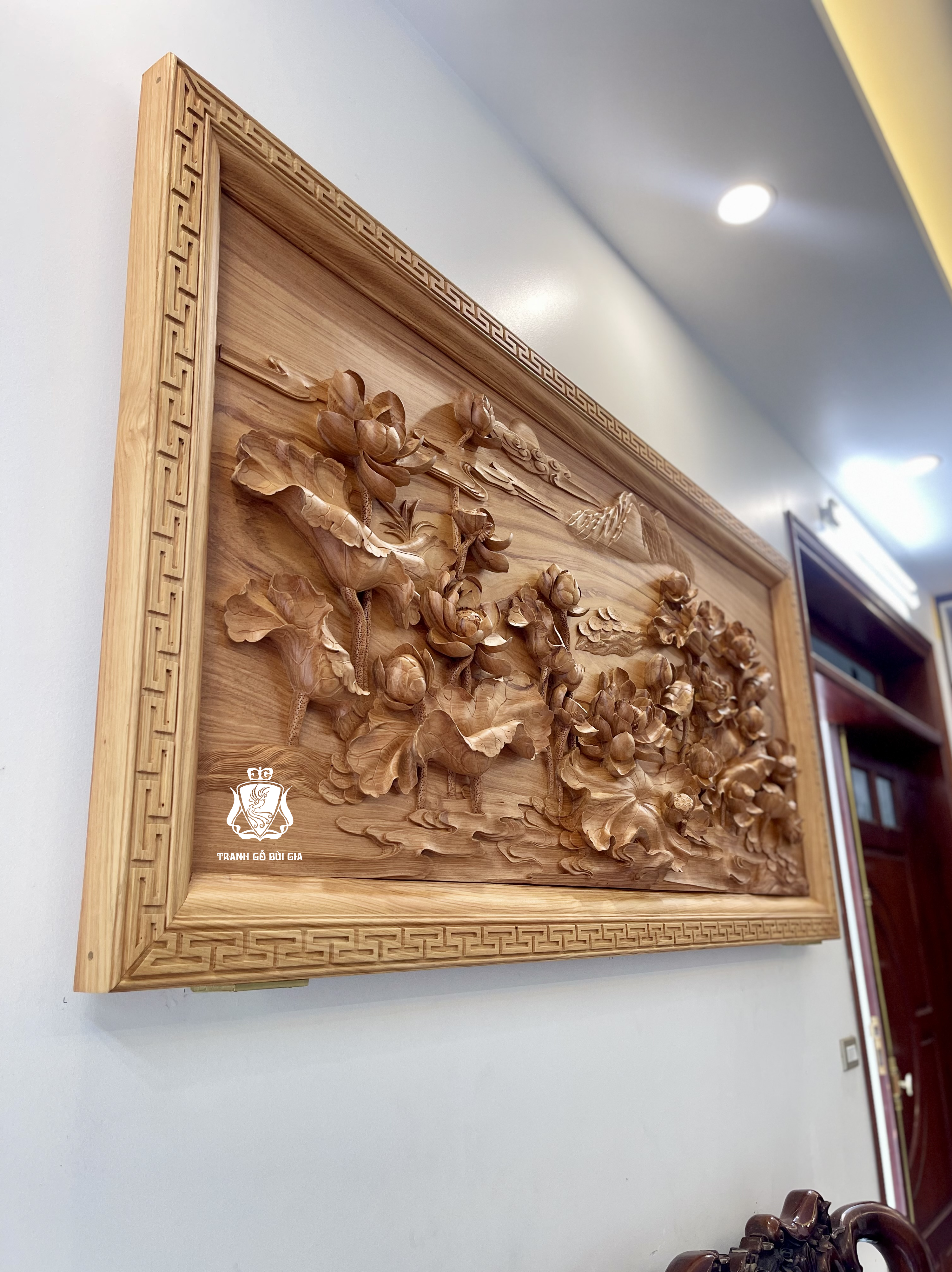 Tranh Hoa Sen trên phôi gỗ gõ đỏ