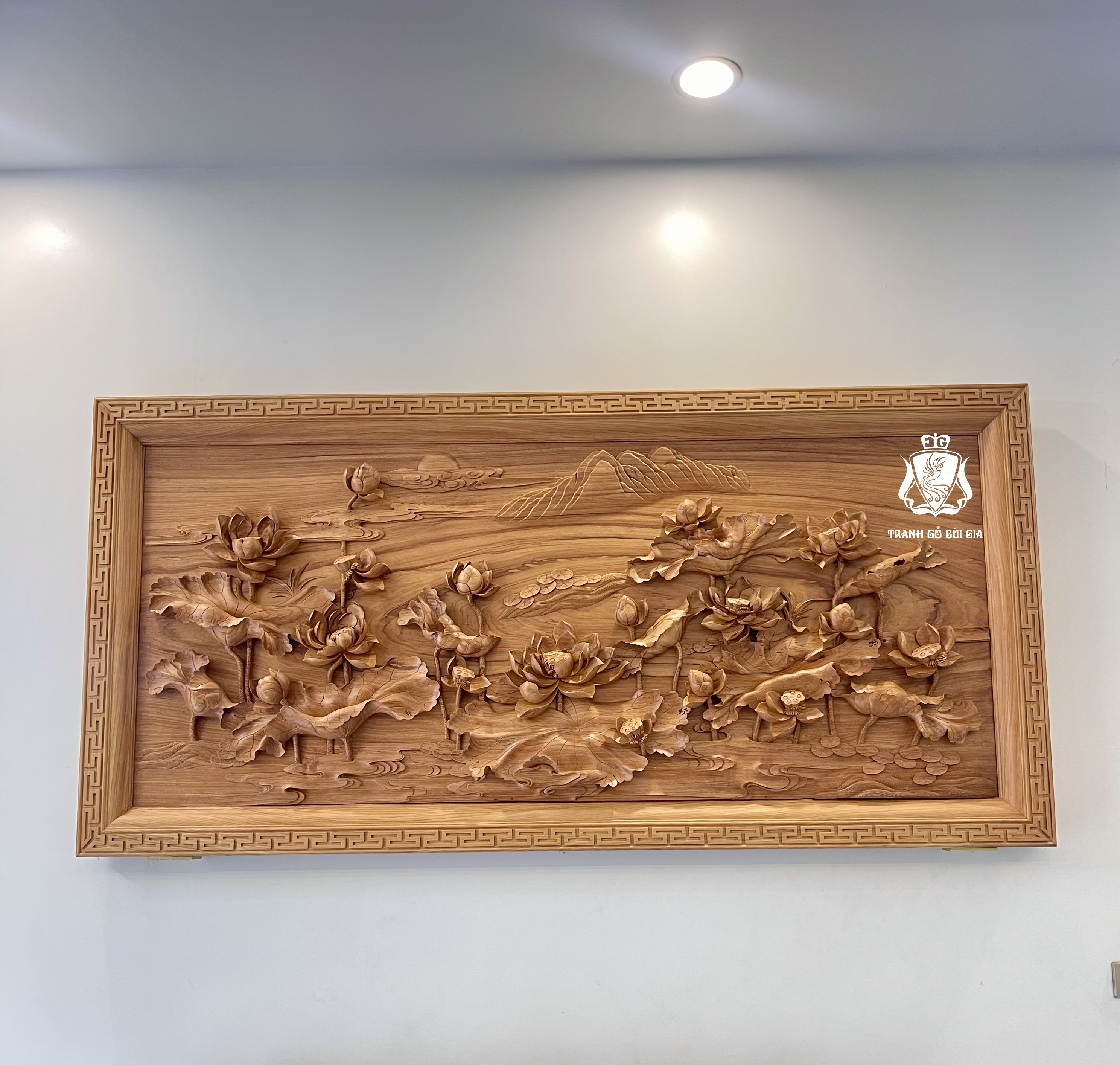 Tranh Hoa Sen trên phôi gỗ gõ đỏ